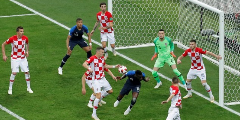 5 Quy Chuẩn Xác Định Lỗi Chạm Tay Theo Luật FIFA Chính Thức